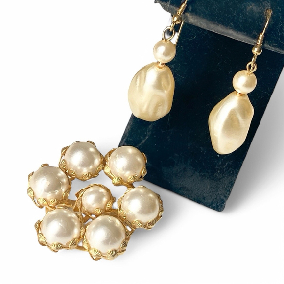 Vintage Faux Pearl Brooch and Earrings Lot, Cream and Goldtone. - Picture 2 of 6